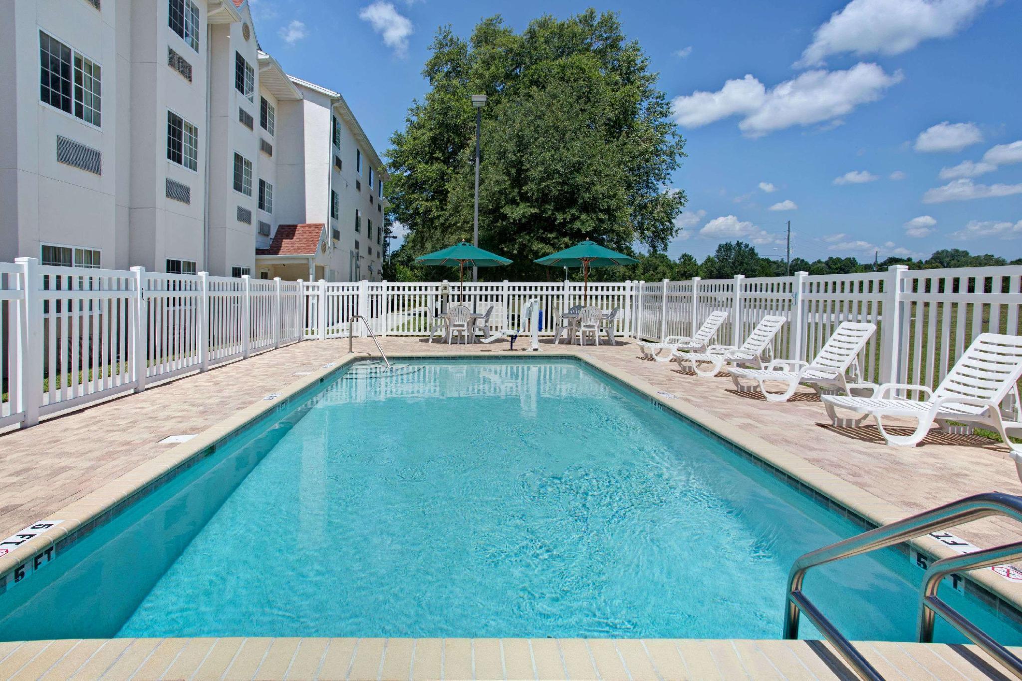 Microtel Inn & Suites By Wyndham Brooksville Ridge Manor Exterior foto